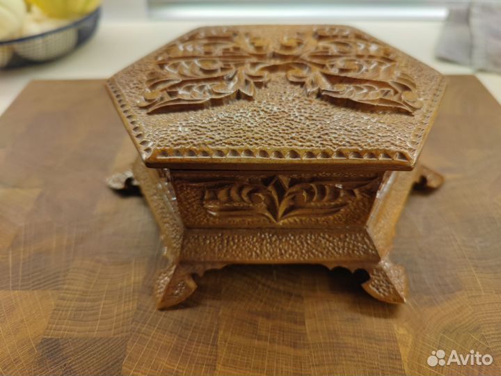 Деревянная шкатулка