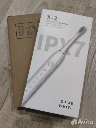 Электрическая зубная щетка с 4 насадками новая