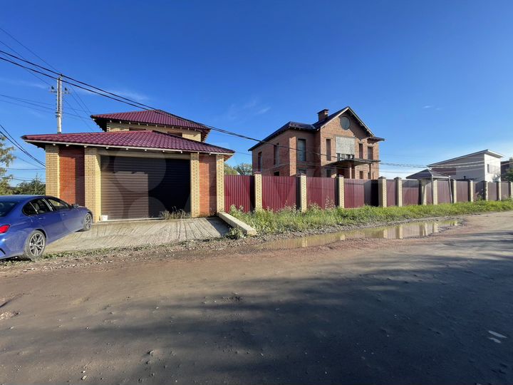 Дом 927 м² на участке 18 сот.