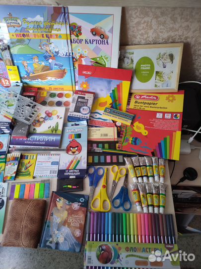 Канцтовары. Карандаши. Ежедневники. Краски. Бумага