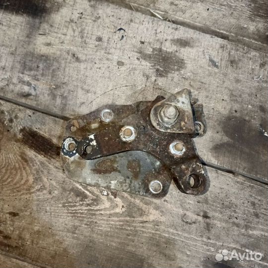 Кронштейн троса ручника Toyota Hiace 1996г
