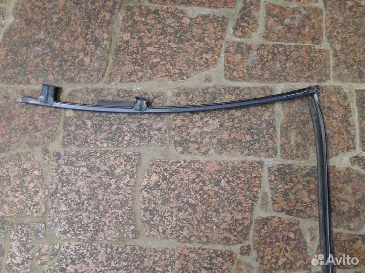 Уплотнитель задний правый двери на Ниссан Тиида С1