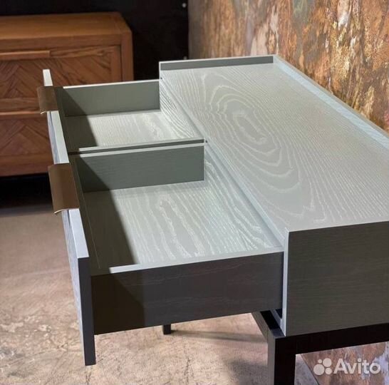 Консольный стол с ящиками