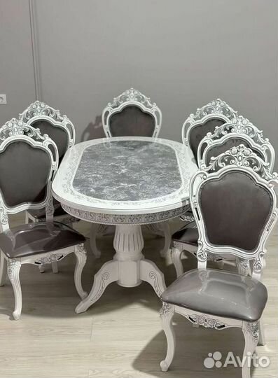 Стол кухонный и стулья