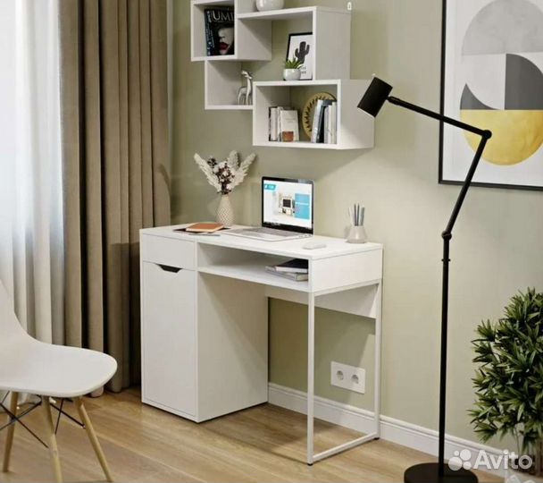 Компьютерный стол на металлической опоре