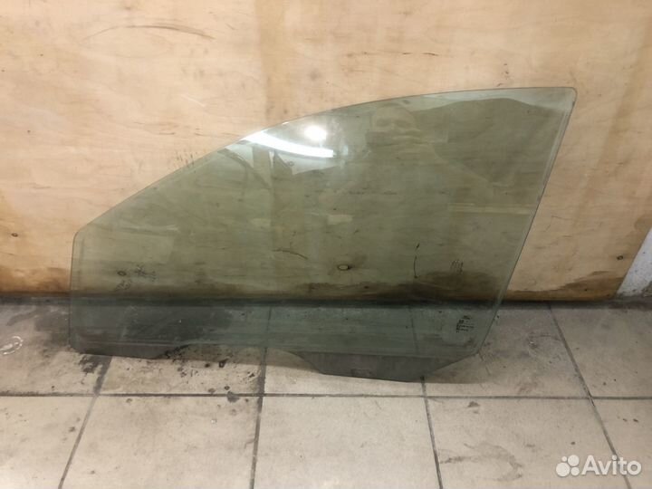 Форд фокус 1. Стекло передней левой двери