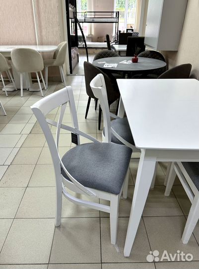 Стол. Кухонный стол