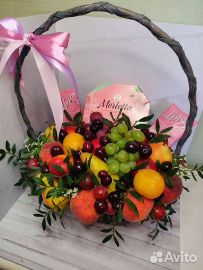 Корзина из фруктов и сладостей