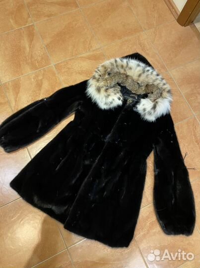 Шуба норковая с капюшоном из рыси