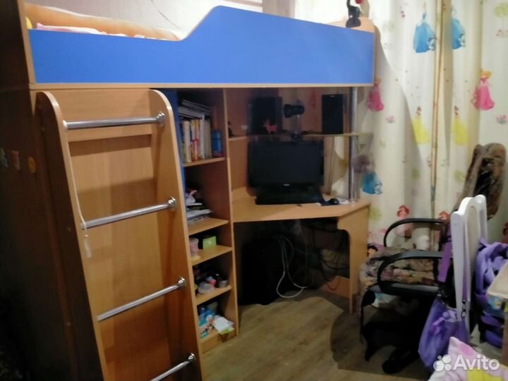 Детская кровать чердак со столом и шкафом