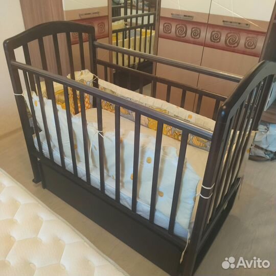 Детская кроватка с маятником и ящиком