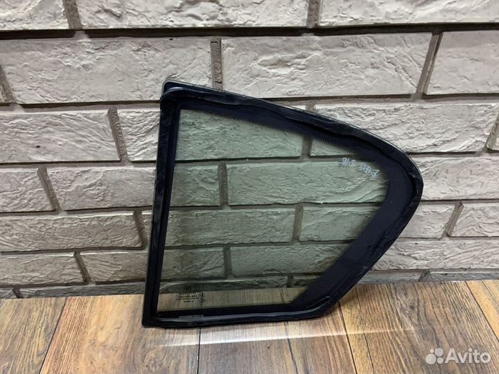 BMW 1-Series E87 Стекло двери задней RH
