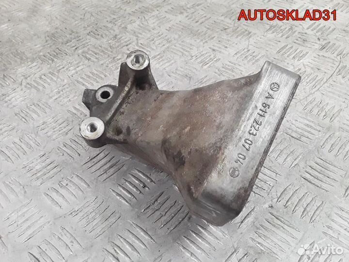 Кронштейн двигателя левый Mercedes W211 2.2 646
