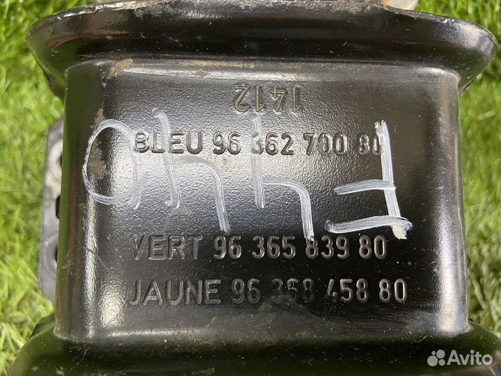 Опора двигателя правая DV6C Peugeot 308