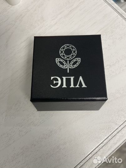 Кольцо с бриллиантом