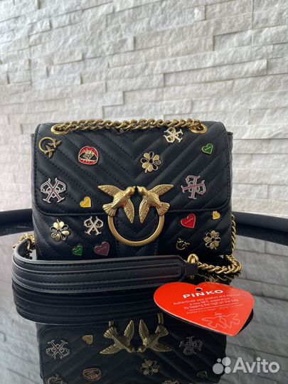 Кожаная сумка Pinko со значками