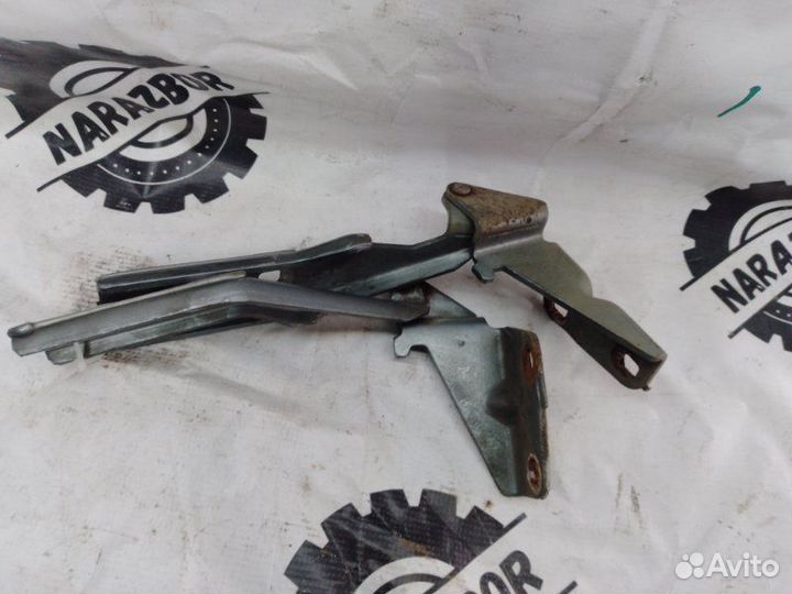 Петля капота Лада Приора 21126 2008