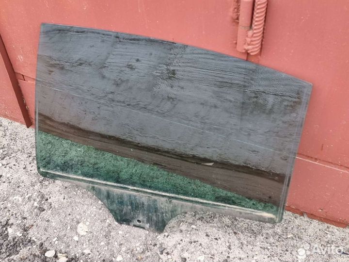 Стекло задней левой двери Шкода Суперб