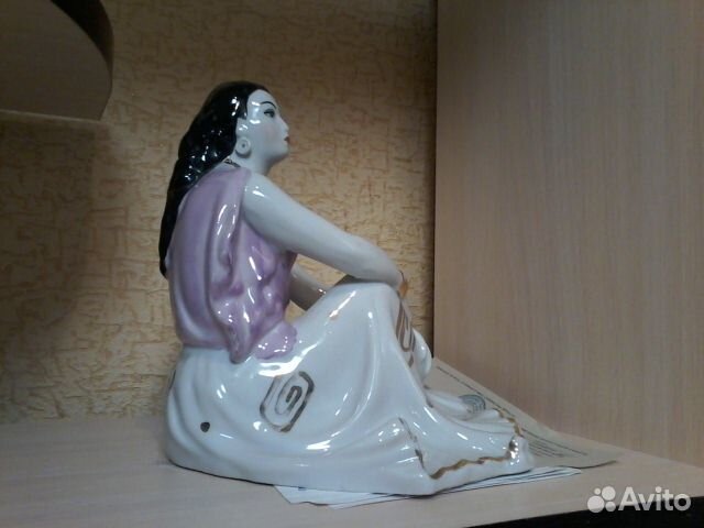 Фарфоровая статуэтка цыганка