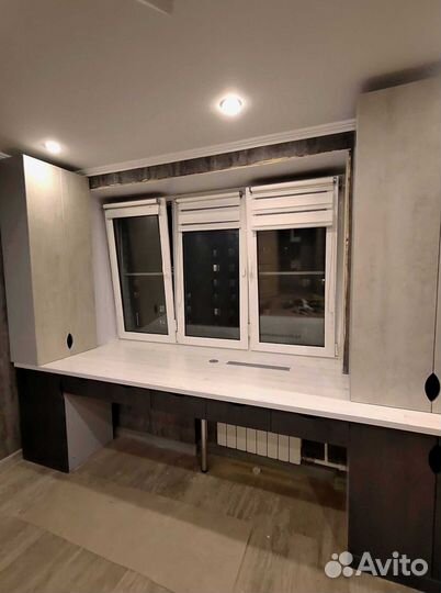 Рабочая зона в углу у окна