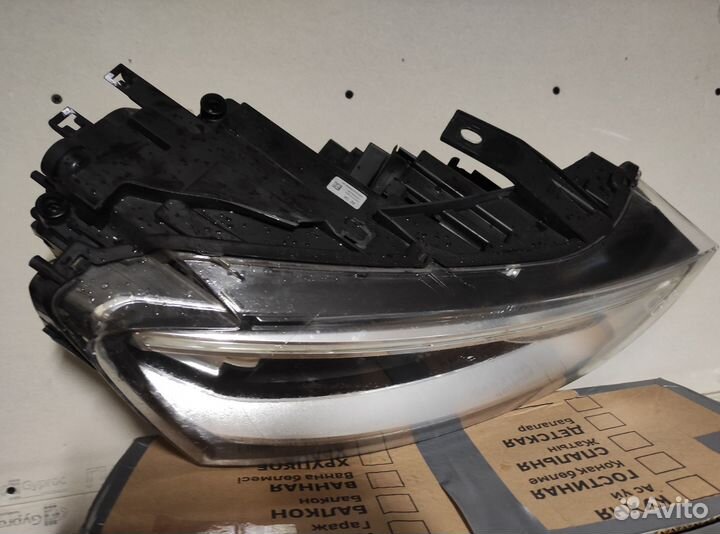 Фара правая повреждено крепление Audi Q3