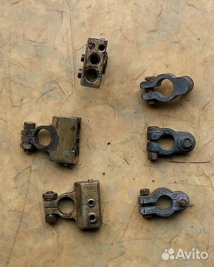 Клемма аккумуляторная