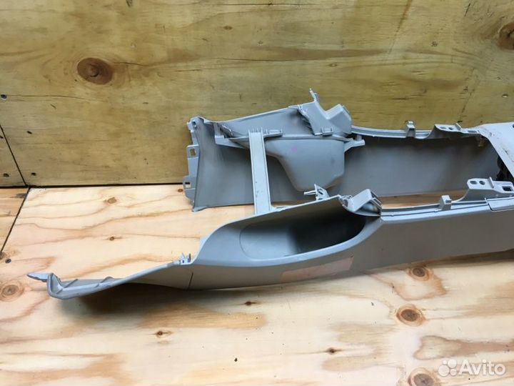 Консоль между сидений Toyota Corolla Fielder