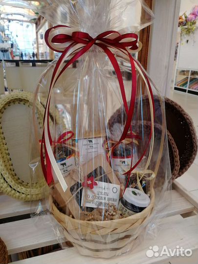 Подарок - корзина с чаем и сладостями