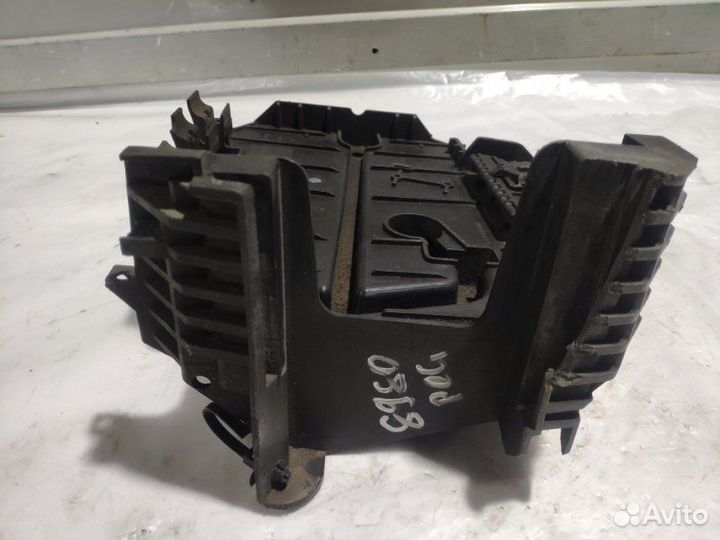 Крепление аккумулятора Peugeot 407 универсал 2.0