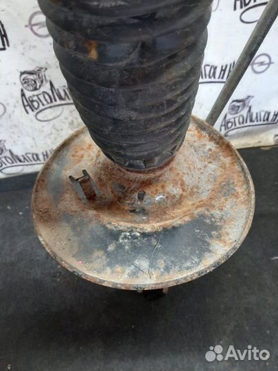 Амортизатор передний левый Peugeot 308