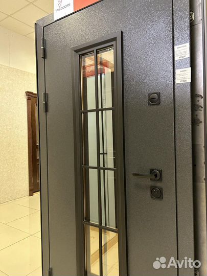 Входная металлическая дверь для дома со стеклом