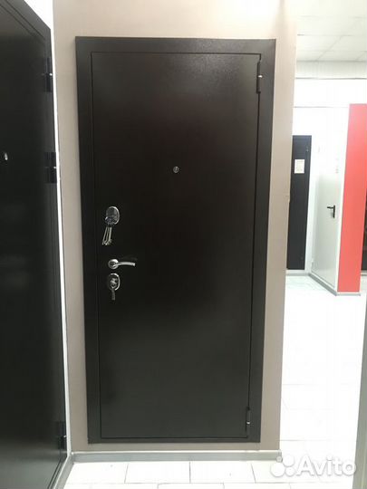 Дверь входная с зеркалом