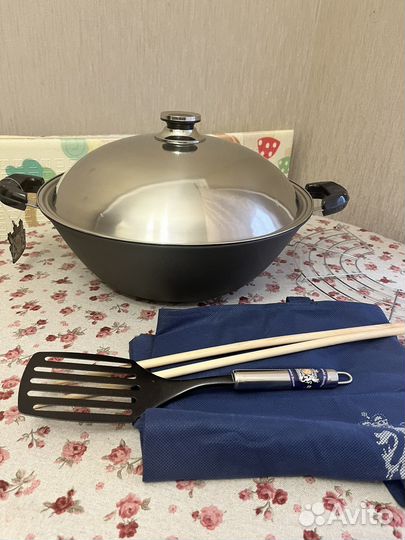 Чугунная сковорода вок Bergner