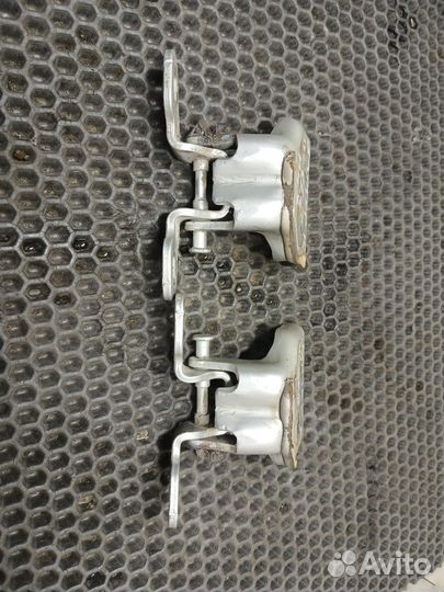 Петли передней правой двери Renault Duster