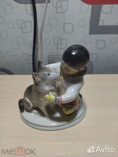 Фарфоровая статуэтка. Мальчик с собакой