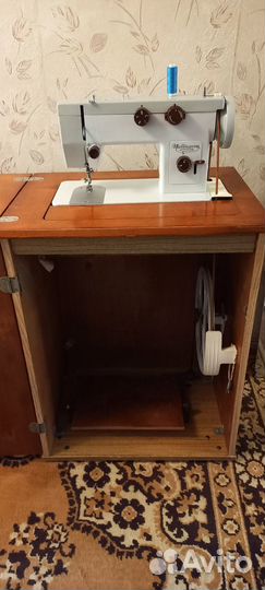 Швейная машинка Чайка 143 с ножным приводом