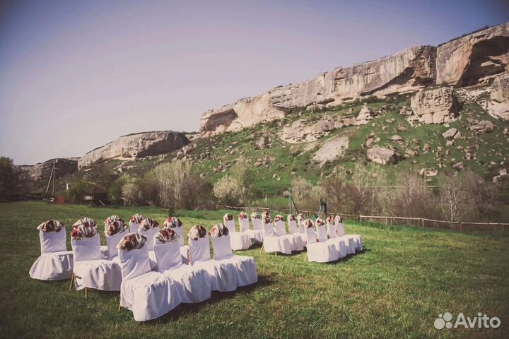 Белые чехлы на стулья и скатерти с рисунком