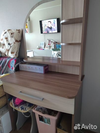 Туалетный столик с зеркалом