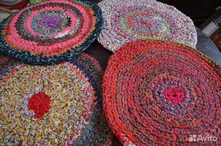 Вязаные из шерстяных ниток сидушки