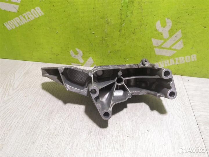 Кронштейн двигателя правый Шкода Октавия А4