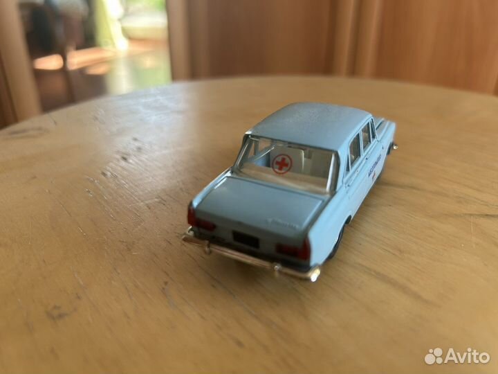 Модель автомобиля 1/43 москвич 408