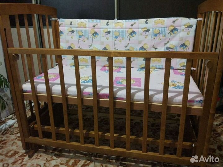 Детская кроватка с маятником и матрасом