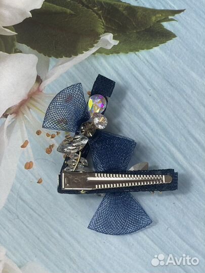 Заколка для волос со стразами