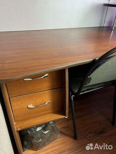 Письменный компьютерный стол