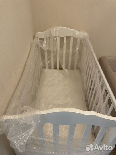 Детская кроватка с маятником и ящиком