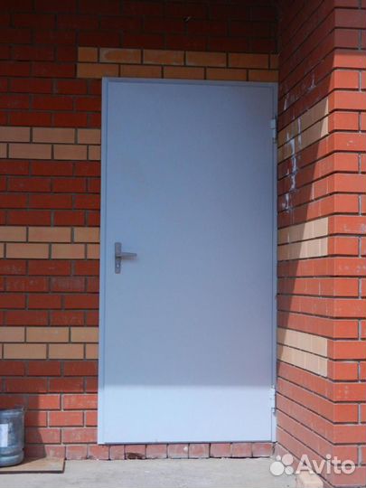 Дверь металлическая.В кладовку