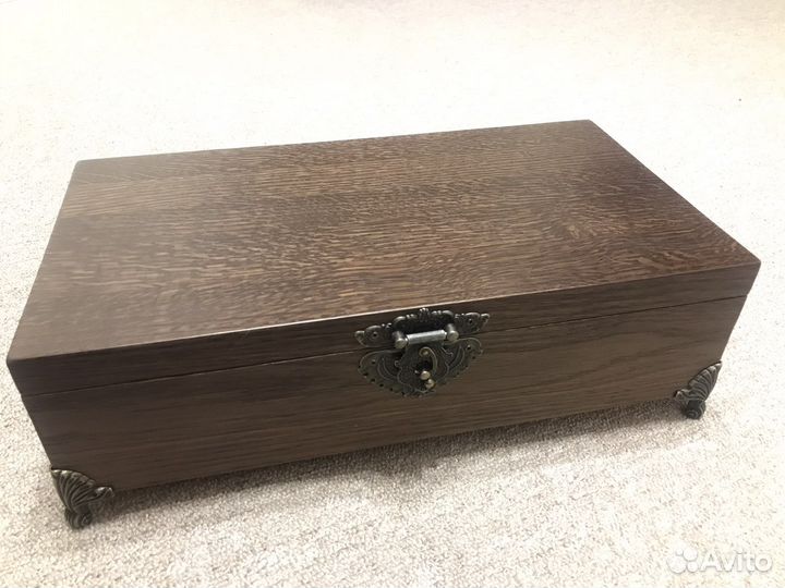 Дубовая шкатулка на ножках
