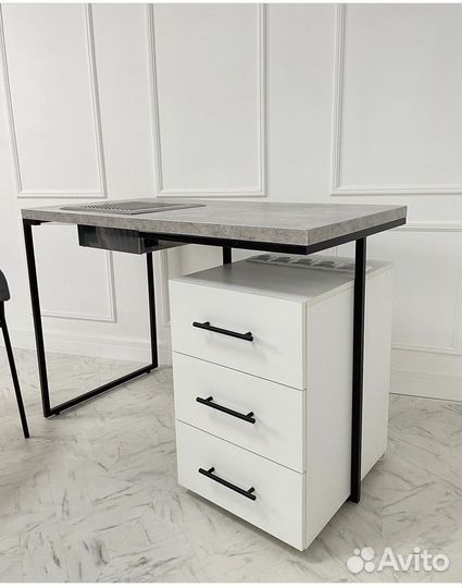 Маникюрный стол