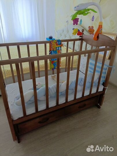 Детская кроватка с маятником и ящиком