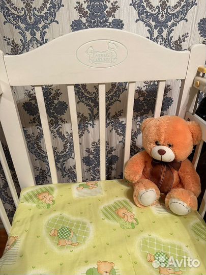 Детская кроватка с маятником белая